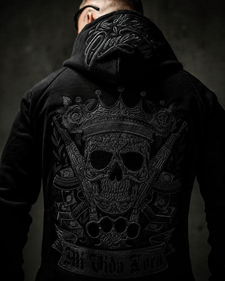 Mi Vida Loca Dark AK King hoodie zwart, achterkant met grote skull-print met AK's gedragen door model