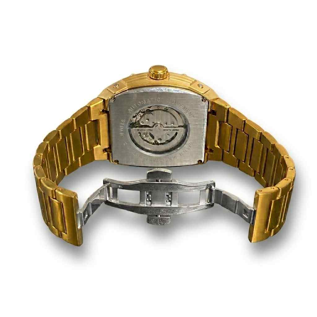 Rückseite der goldenen MVL Automatic Skull Watch mit geöffneter Faltschließe des Edelstahlarmbands