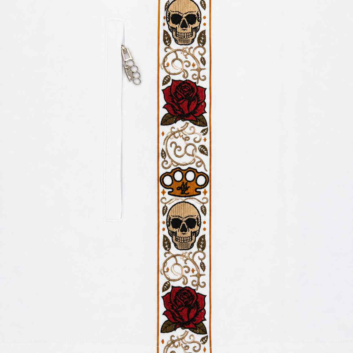 Nærbillede af Calavera sidebåndet med kranier, røde roser og MVL logo ved lynlåsen