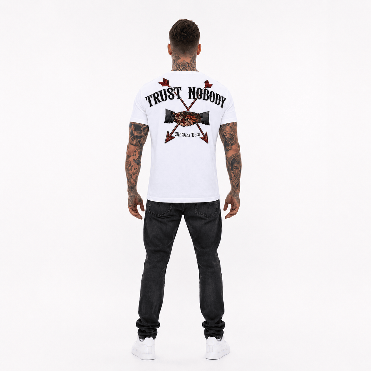 Trust nobody embroidery T-shirt wit gedragen door model, volledige achterkant met rugprint van top tot teen
