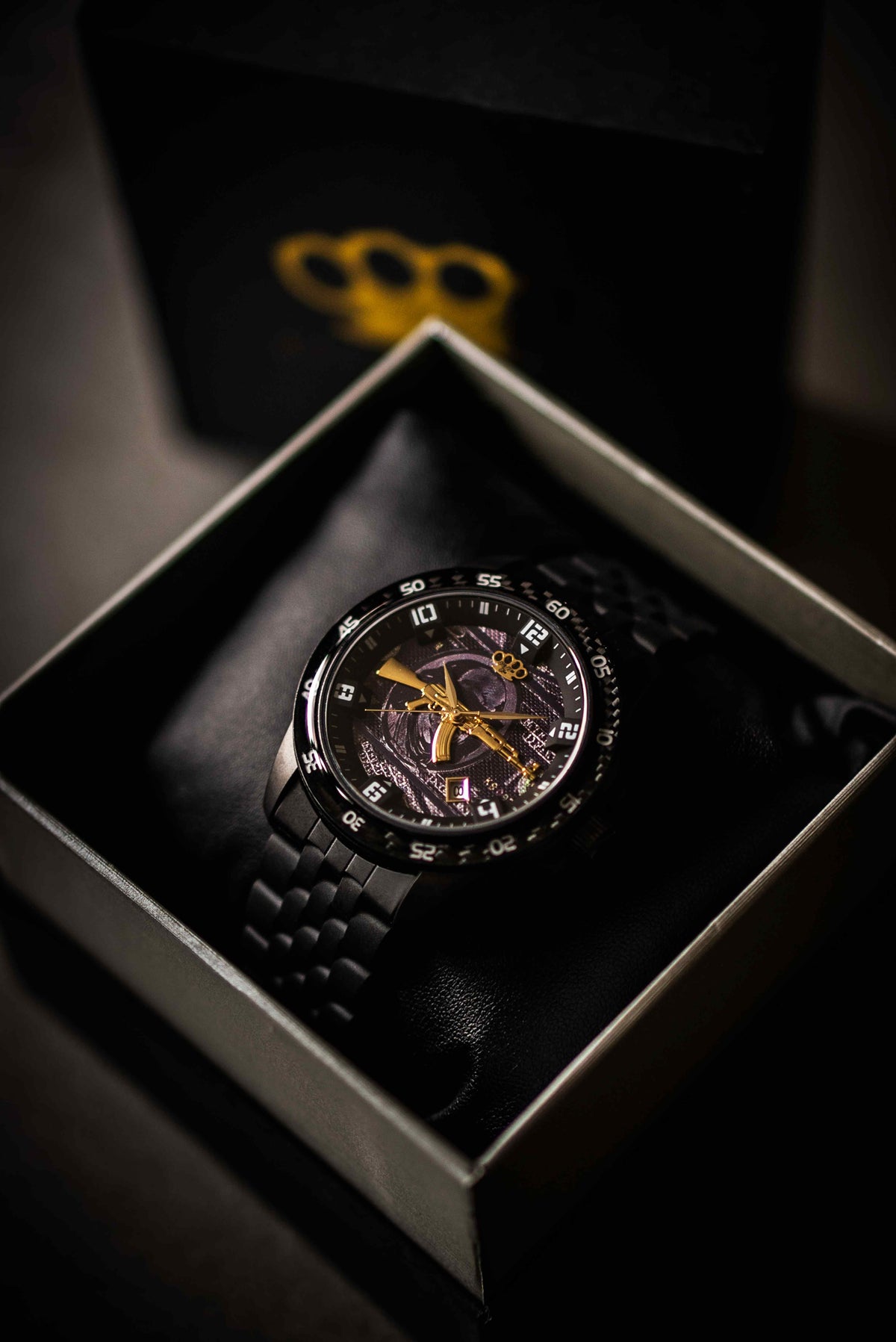 MVL AK47 Uhr schwarz in offener Geschenkbox mit goldenem MVL-Logo auf dem Deckel