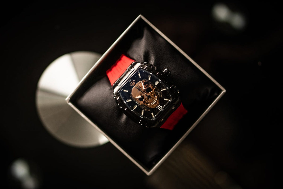 Juodas/raudonas MVL Automatic skull watch su silikoniniu dirželiu atidarytoje dėžutėje, vaizdas iš viršaus