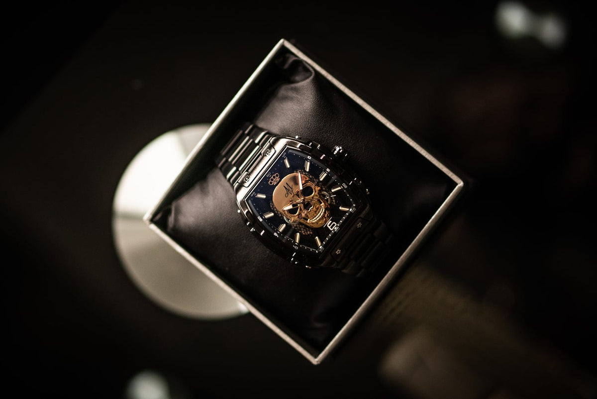 MVL Automatic skull watch crno/crni u otvorenoj poklon kutiji, odozgo u tamnom ambijentu