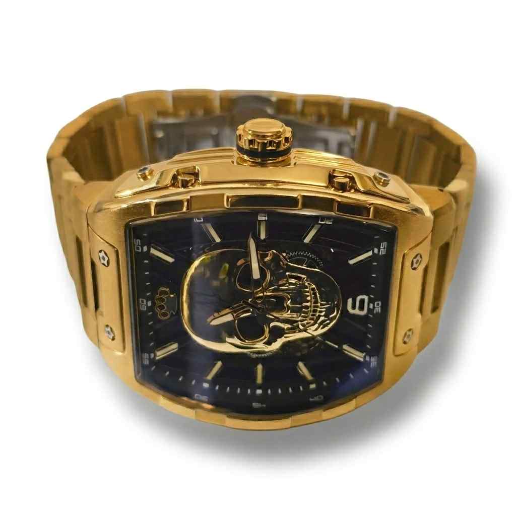 Vorderseite der goldenen MVL Automatic Skull Watch mit goldenem Totenkopf auf dunklem Zifferblatt