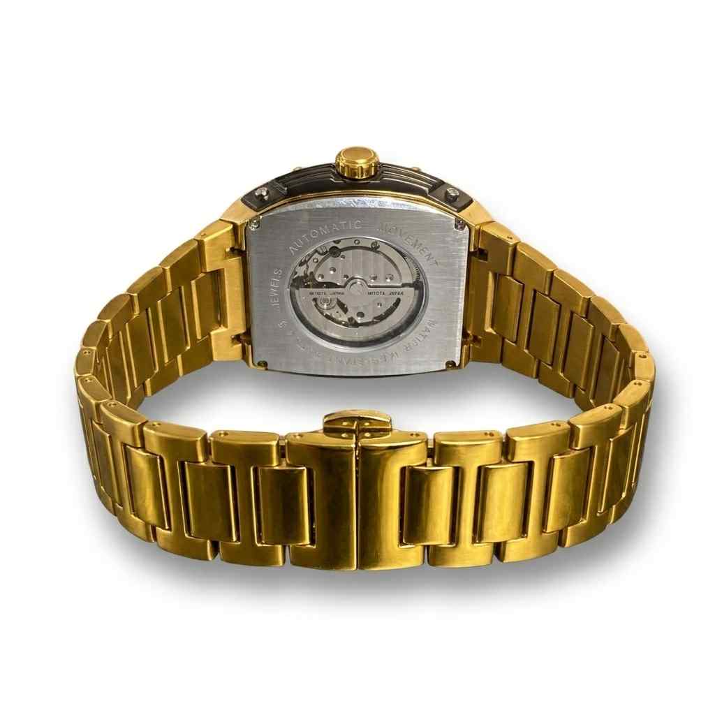 Goldene MVL Automatic Skull Watch von hinten mit geschlossenem Edelstahl-Gliederarmband