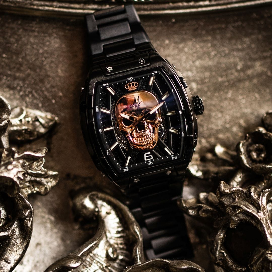 Krupni plan MVL Automatic skull watch crno/crni: tonneau kućište i 3D lubanja na brojčaniku