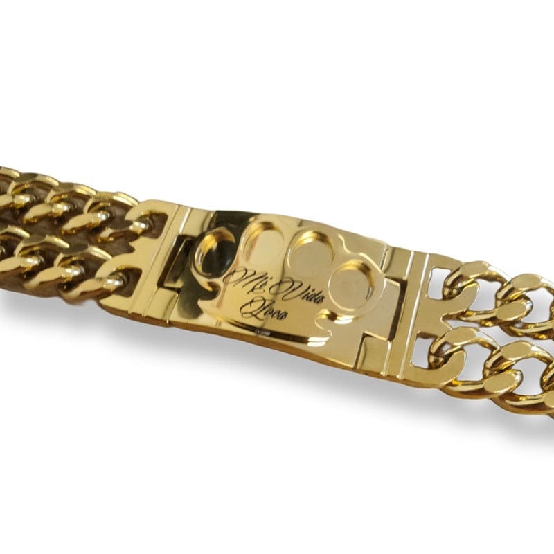 Nahaufnahme des goldenen MVL Armbands mit MVL-Logo und Mi Vida Loca Gravur auf der Platte