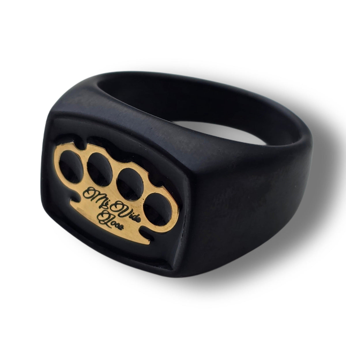 Mi Vida Loca Signet ring zwart/goud, matzwarte zegelring met 18k gold plated MVL logo, schuin aanzicht