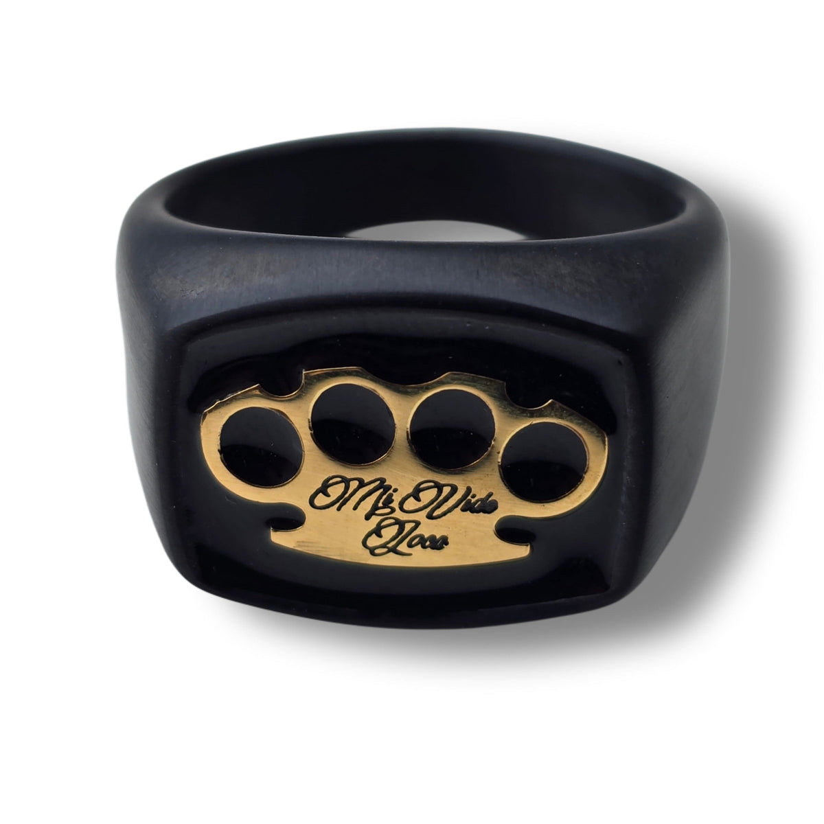 MVL Signet ring zwart/goud recht van voren met het gouden MVL logo en Mi Vida Loca gravure