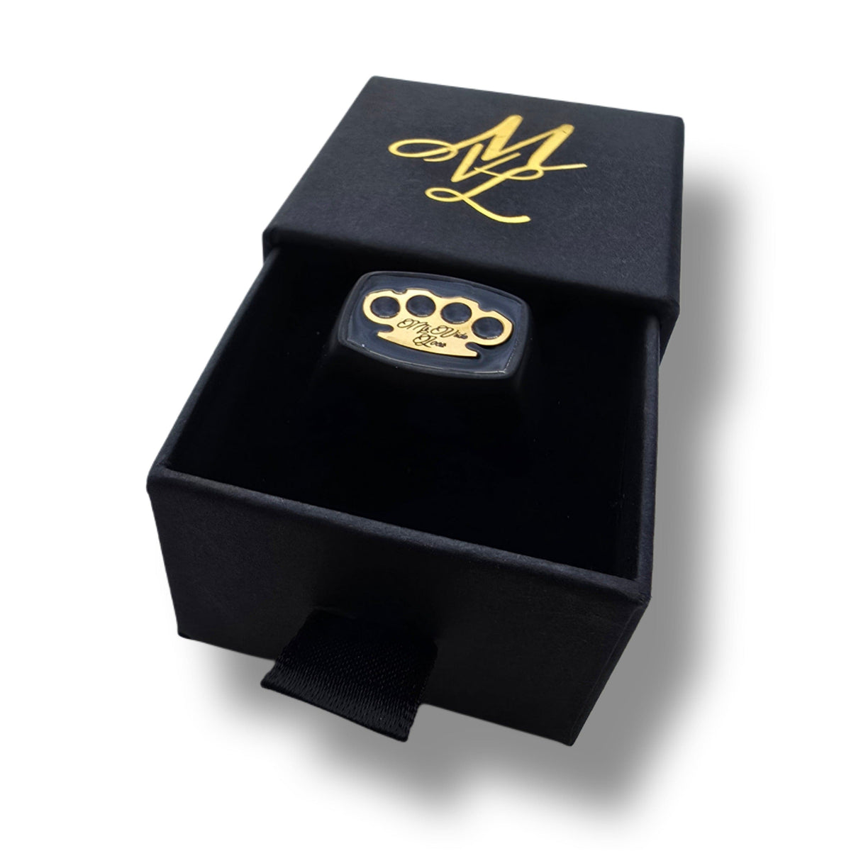 MVL Signet ring zwart/goud in de open ringbox met gouden MVL monogram op het deksel