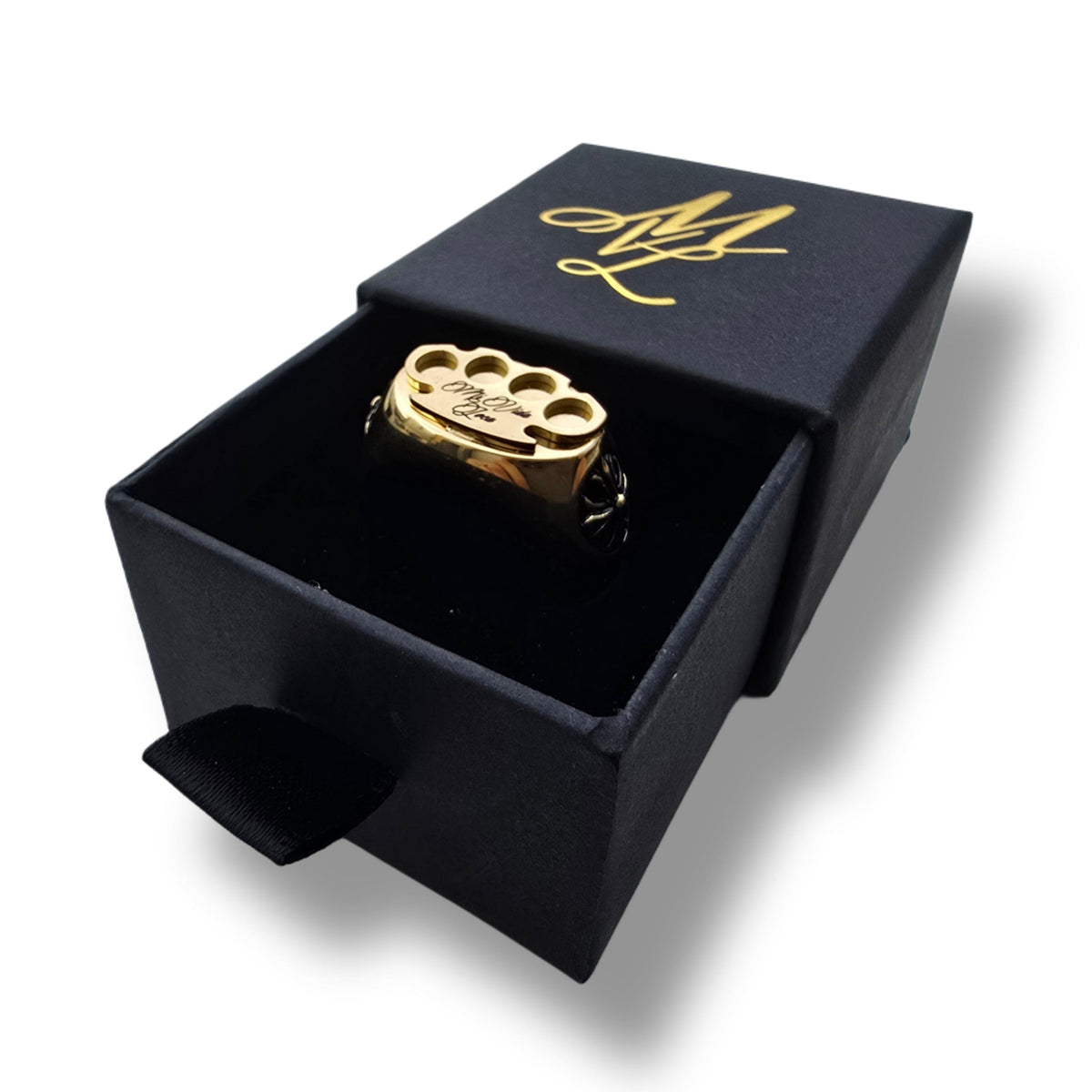 Gouden MVL Logo ring in de geopende zwarte ringdoos met gouden MVL logo
