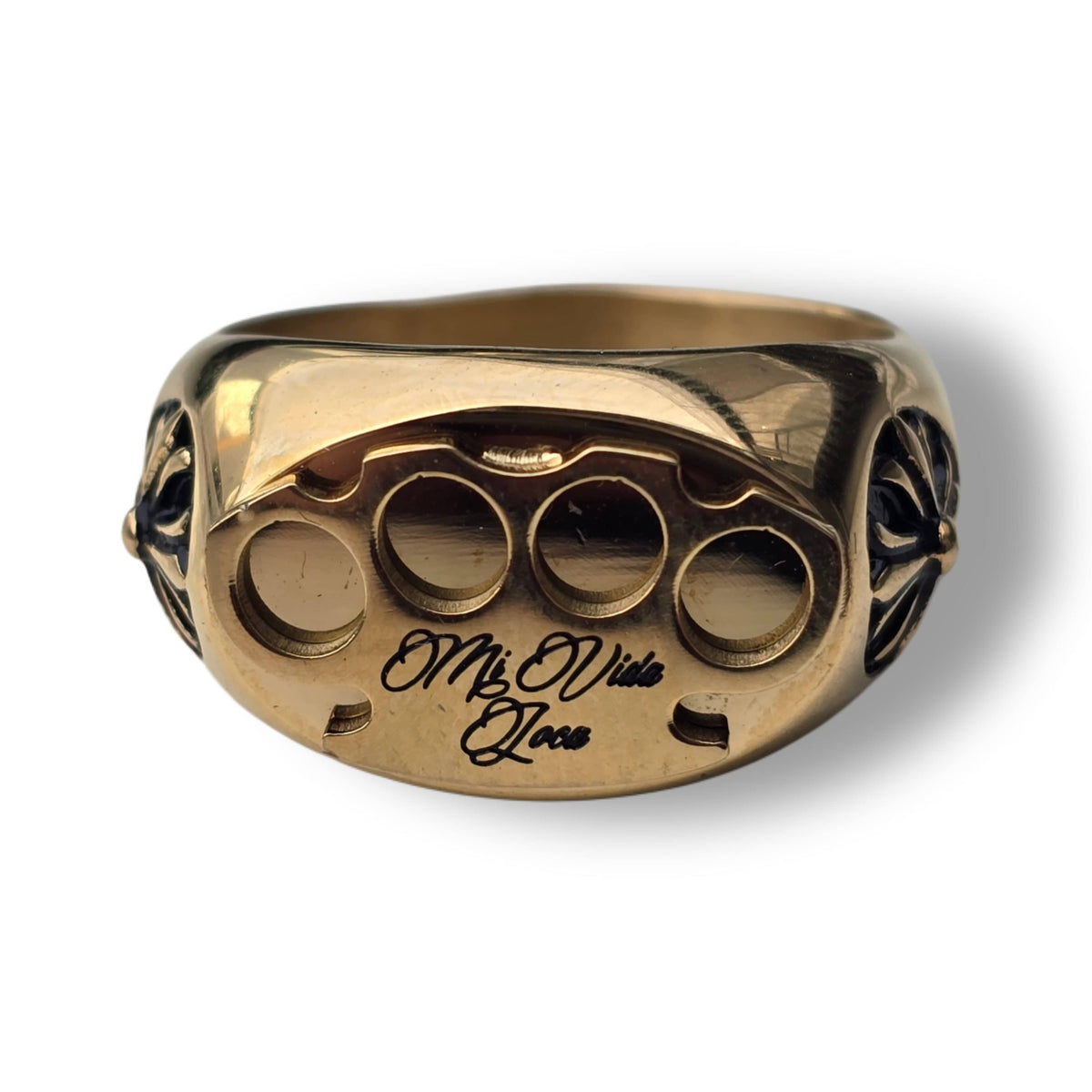 Gouden MVL Logo ring van voren met MVL logo en Mi Vida Loca gravering