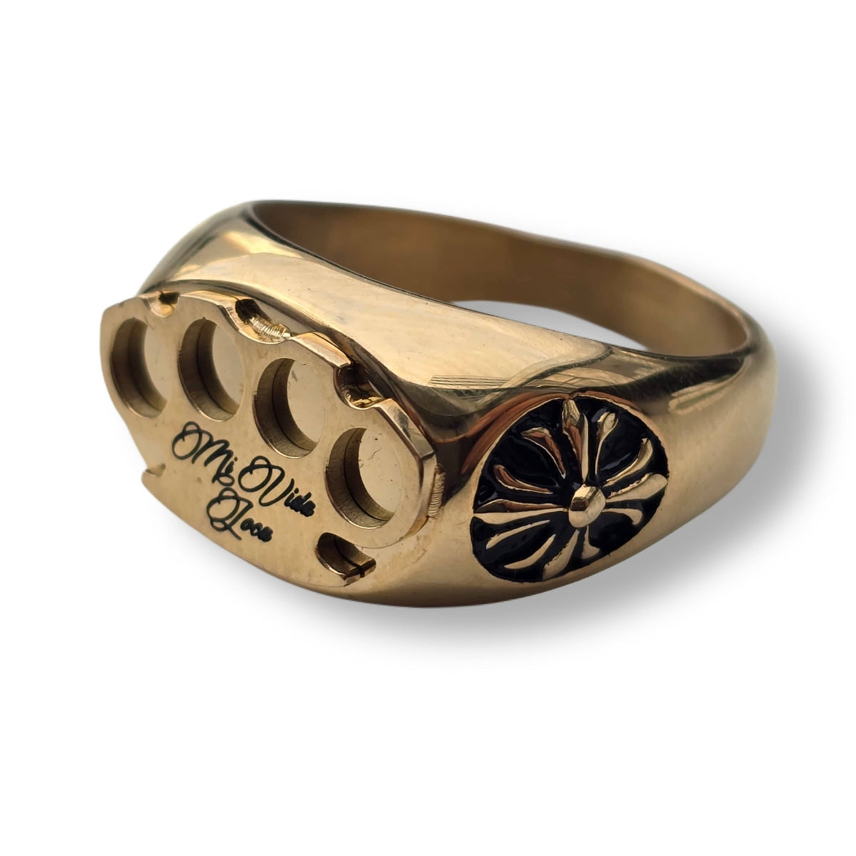 Mi Vida Loca Logo ring goud met 3D MVL logo en gegraveerde tekst, schuin aanzicht