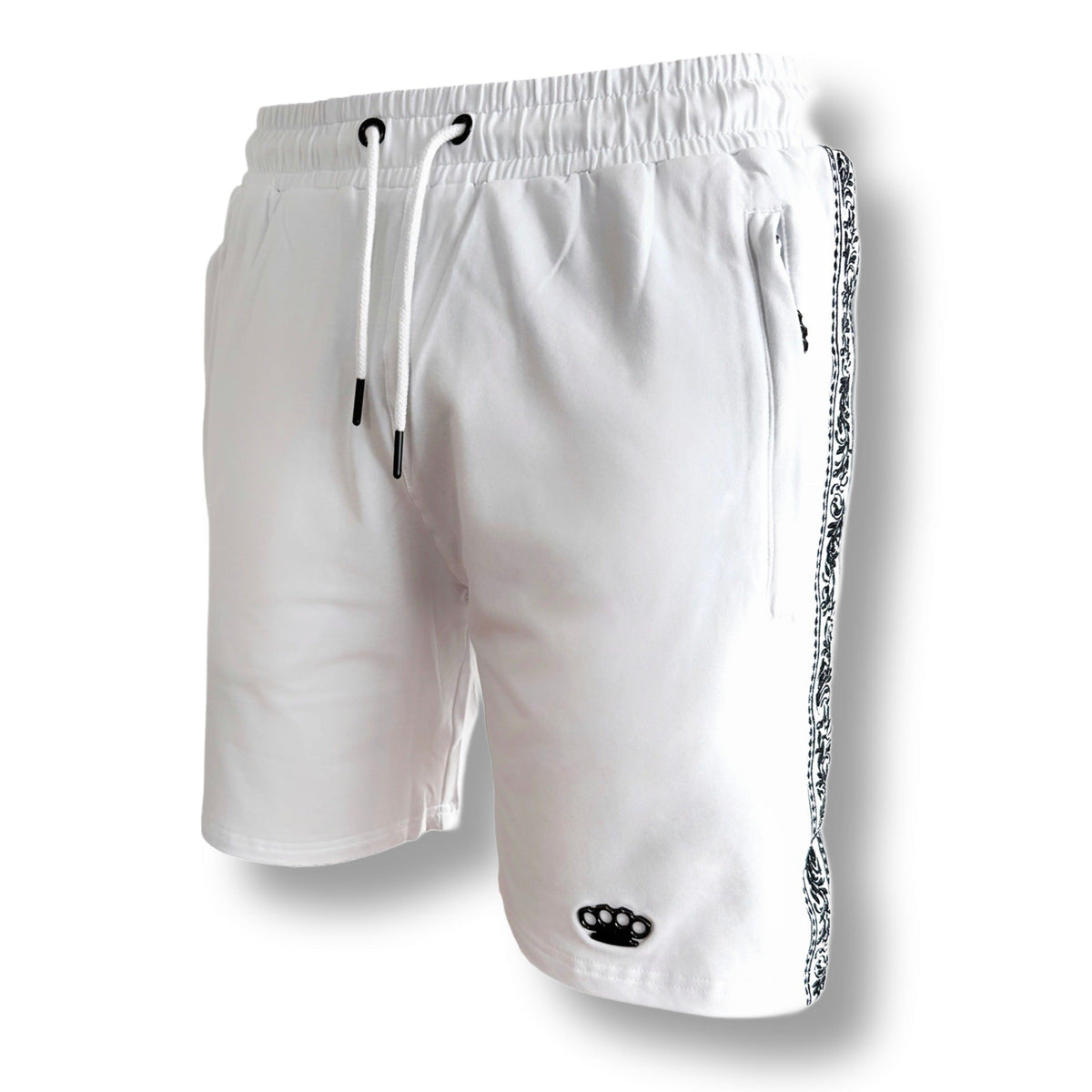 MVL Meander shorts i hvid med snøre, lommelynlås og sort MVL logo, set skråt forfra