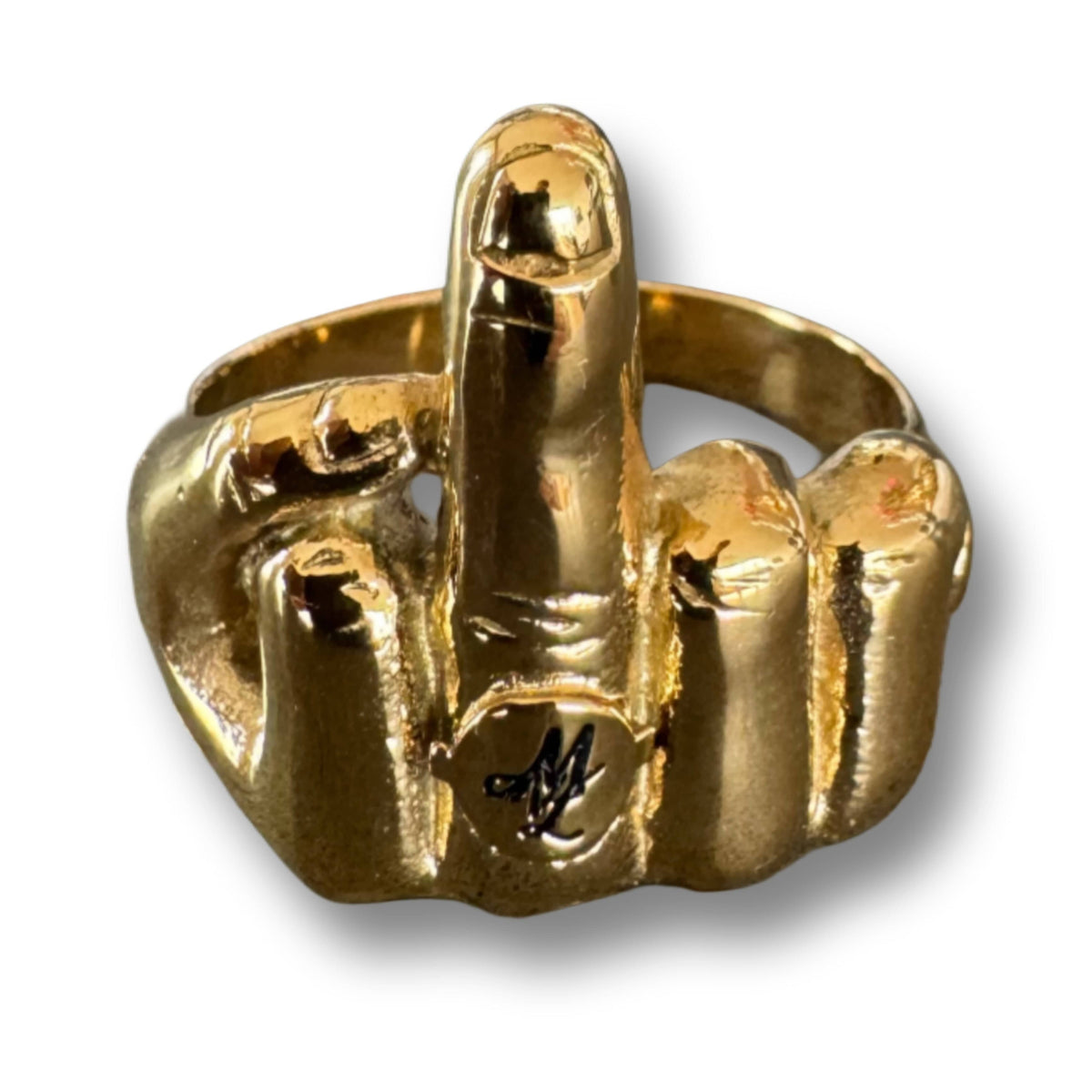Närbild på den guldfärgade MVL middle finger ring med ML-monogram på ringen