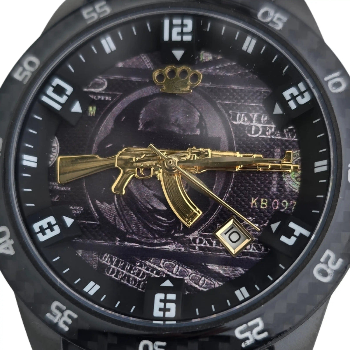 Nahaufnahme des Zifferblatts der MVL AK47 Uhr mit goldener AK47, MVL-Logo und Carbon-Rand