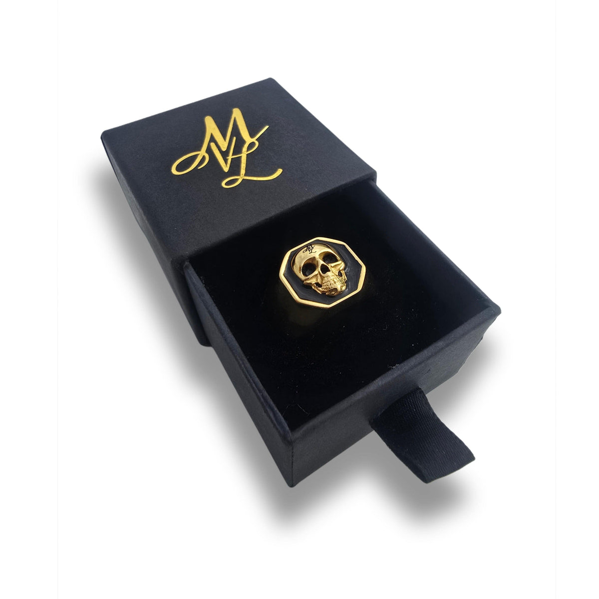 Anel MVL 3D Skull ring dourado em caixa de anel preta aberta com monograma ML dourado
