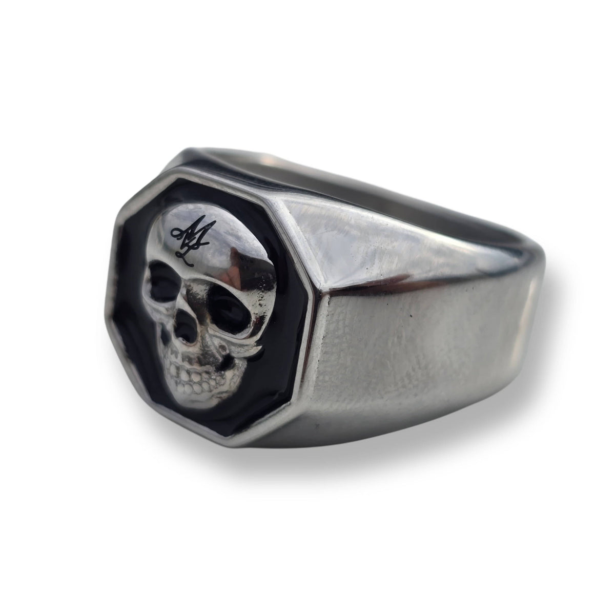 Mi Vida Loca MVL 3D Skull ring in zilver met skull en MVL monogram op zwarte achthoekige kop, zijaanzicht