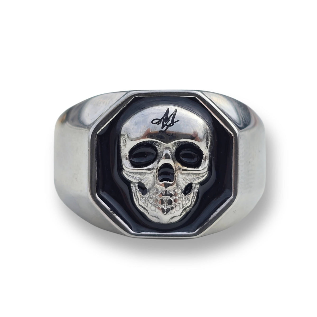 Vooraanzicht van de zilveren MVL 3D Skull ring met reliëf skull op zwarte achtergrond in de kop