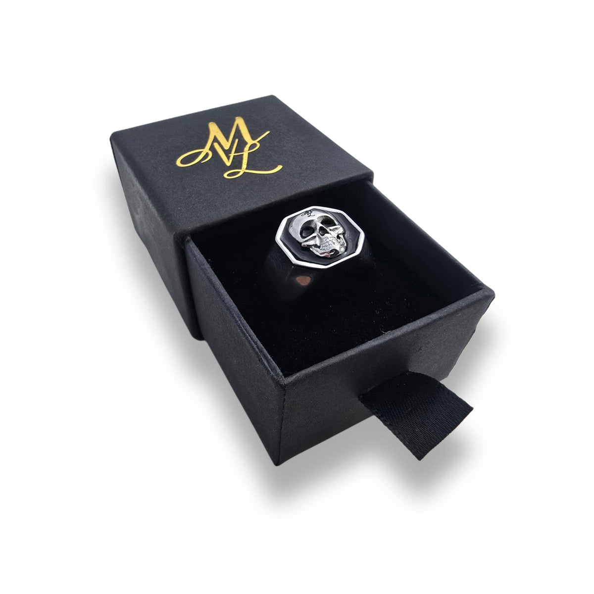 Zilveren MVL 3D Skull ring in de geopende zwarte ringdoos met gouden MVL monogram