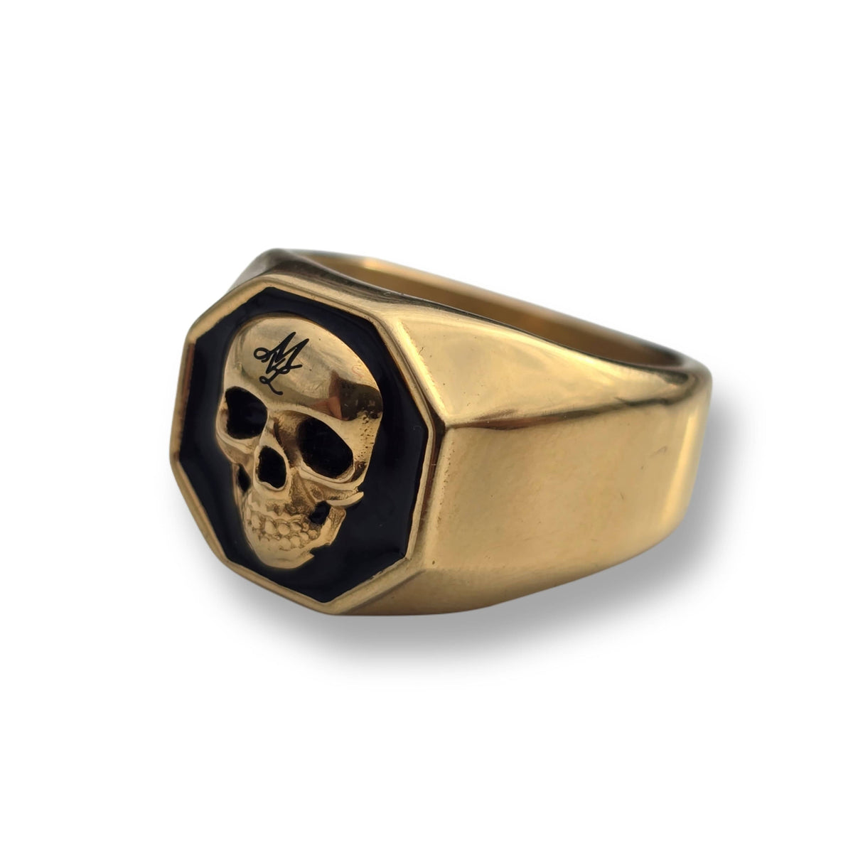 Anel Mi Vida Loca MVL 3D Skull ring dourado com placa octogonal preta e monograma ML, vista lateral