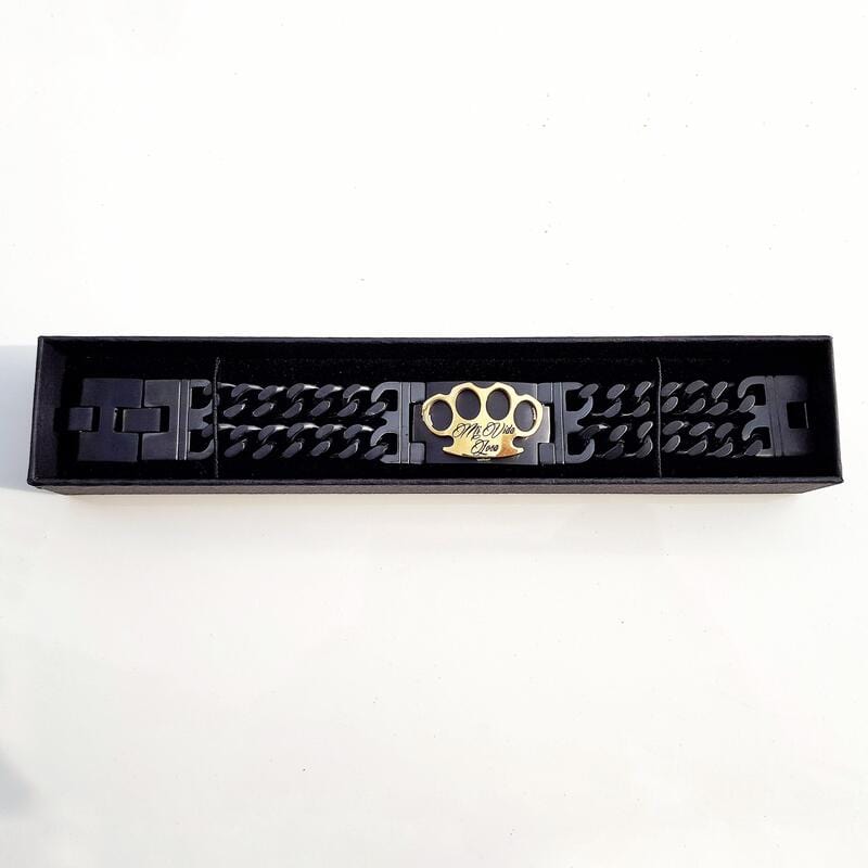 MVL Armband schwarz/gold in der offenen langen schwarzen Box auf weißem Hintergrund