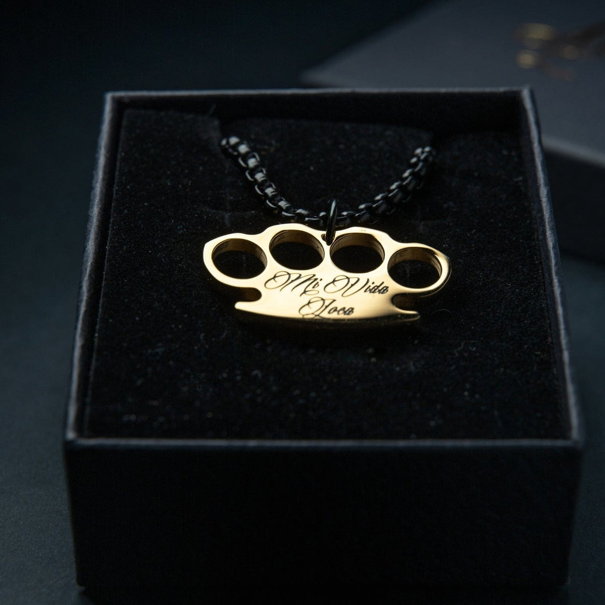 Mi Vida Loca Logo chain Black / Gold med gull MVL-logoanheng på svart kjede i esken