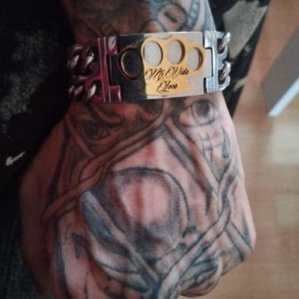 Nærbillede af MVL armbåndet med guld MVL logo og Mi Vida Loca gravering på håndleddet