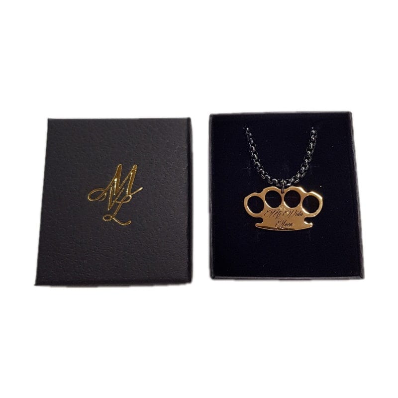 MVL Logo chain Black / Gold i den åpne svarte gaveesken ved siden av lokket med MVL-logo