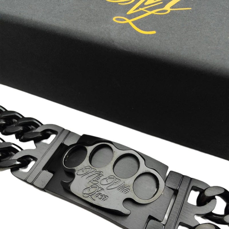 Primo piano della placca logo MVL con scritta Mi Vida Loca incisa sul bracciale Black line