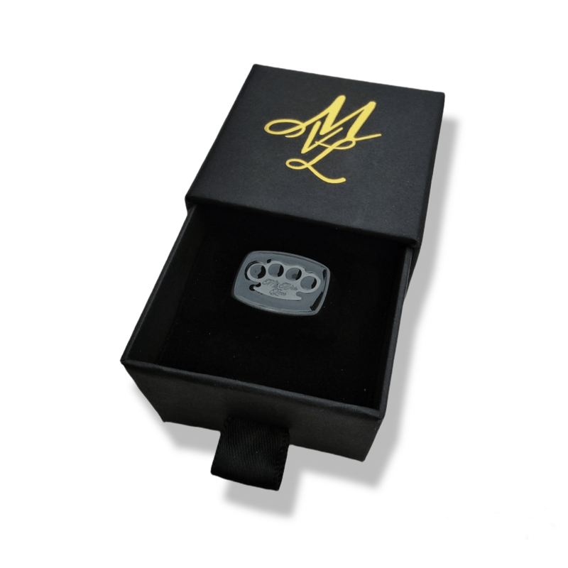 MVL Black line Signet ring zwart in de open ringbox met gouden MVL monogram