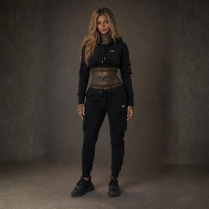 Mi Vida Loca Meander trainingspak hoodie voor dames in zwart, cropped met gouden band, gedragen door model