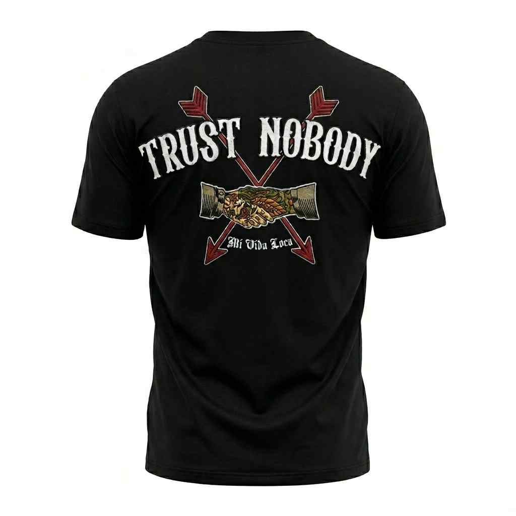 Camiseta bordada «No confíes en nadie»