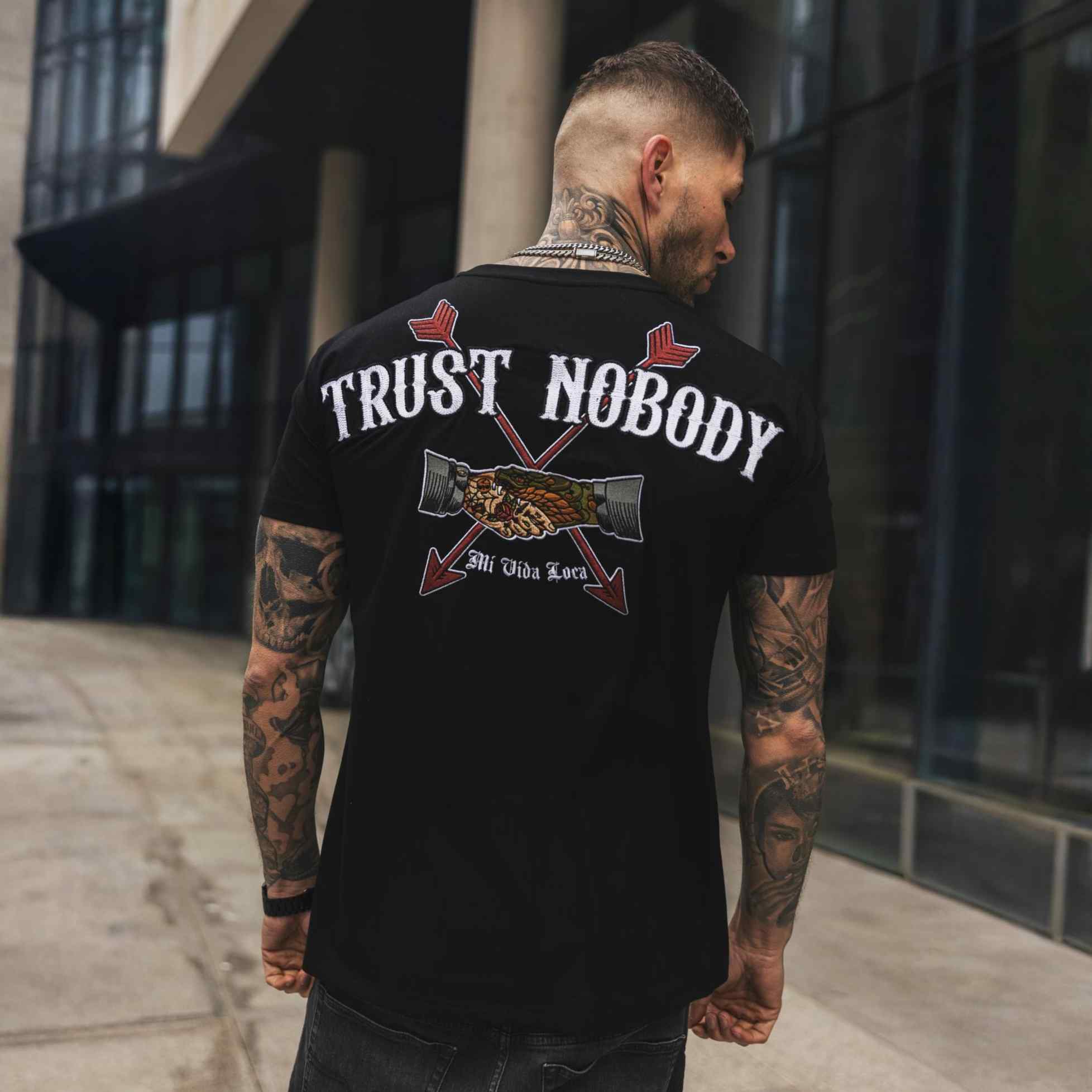 Camiseta bordada «No confíes en nadie»