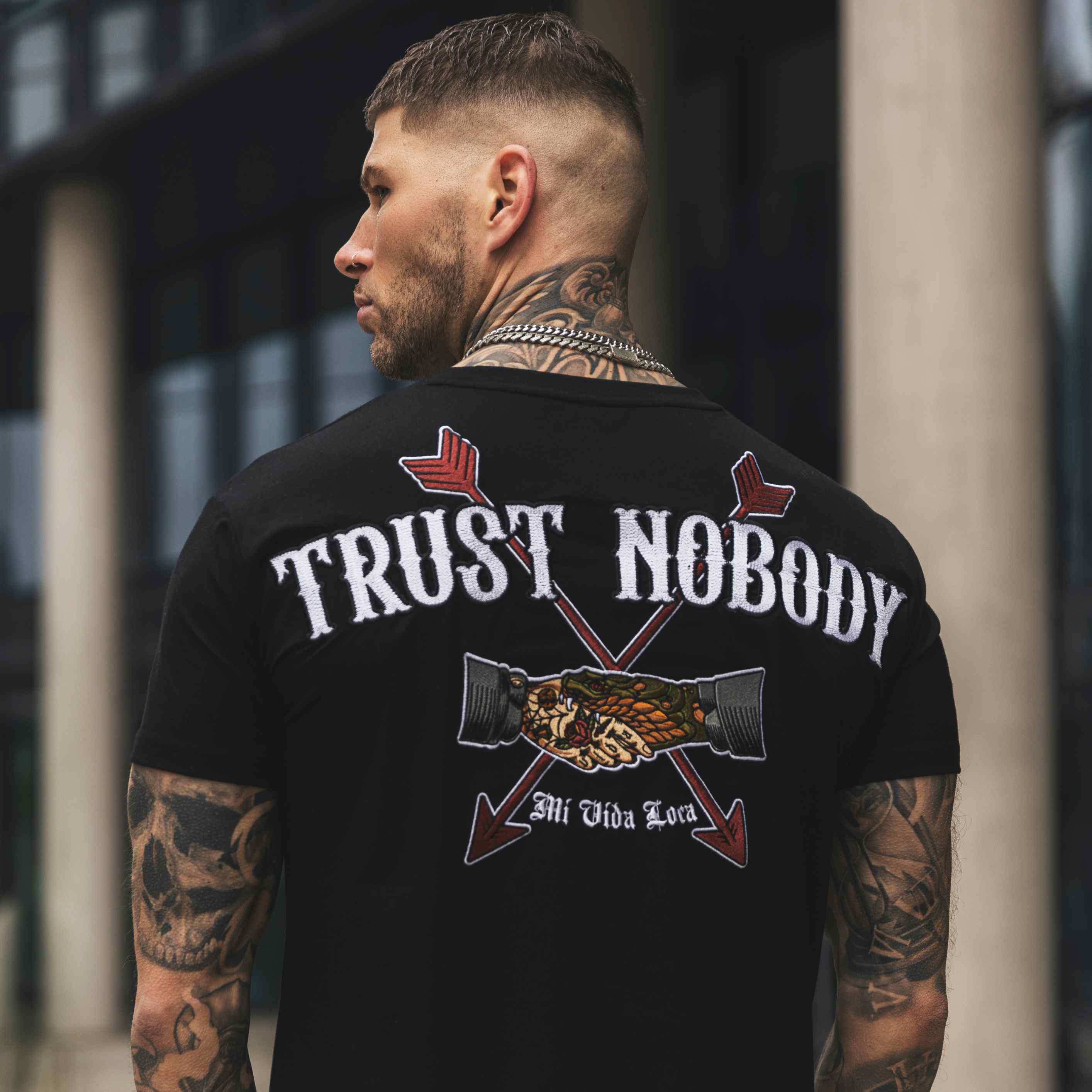 Camiseta bordada «No confíes en nadie»