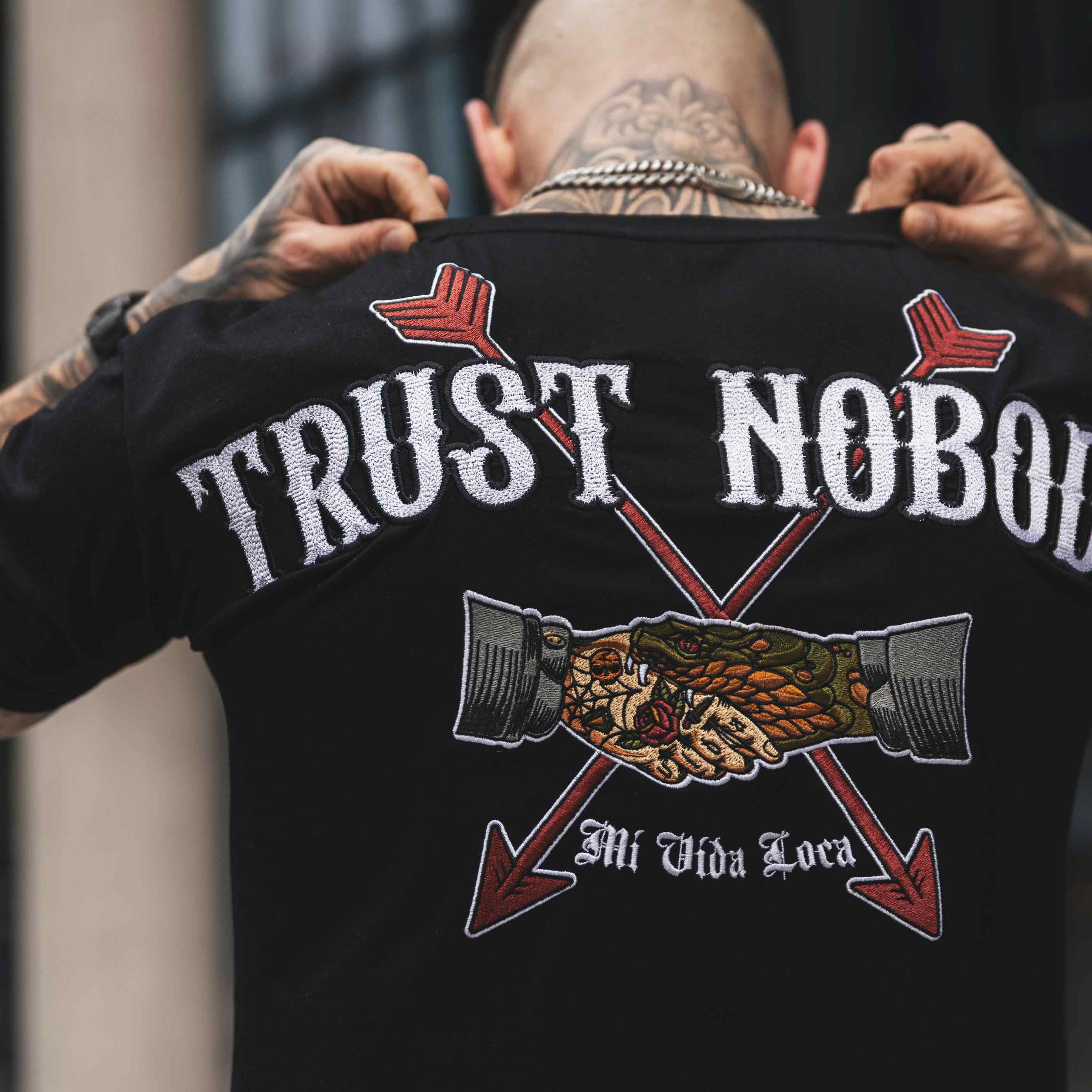 Camiseta bordada «No confíes en nadie»