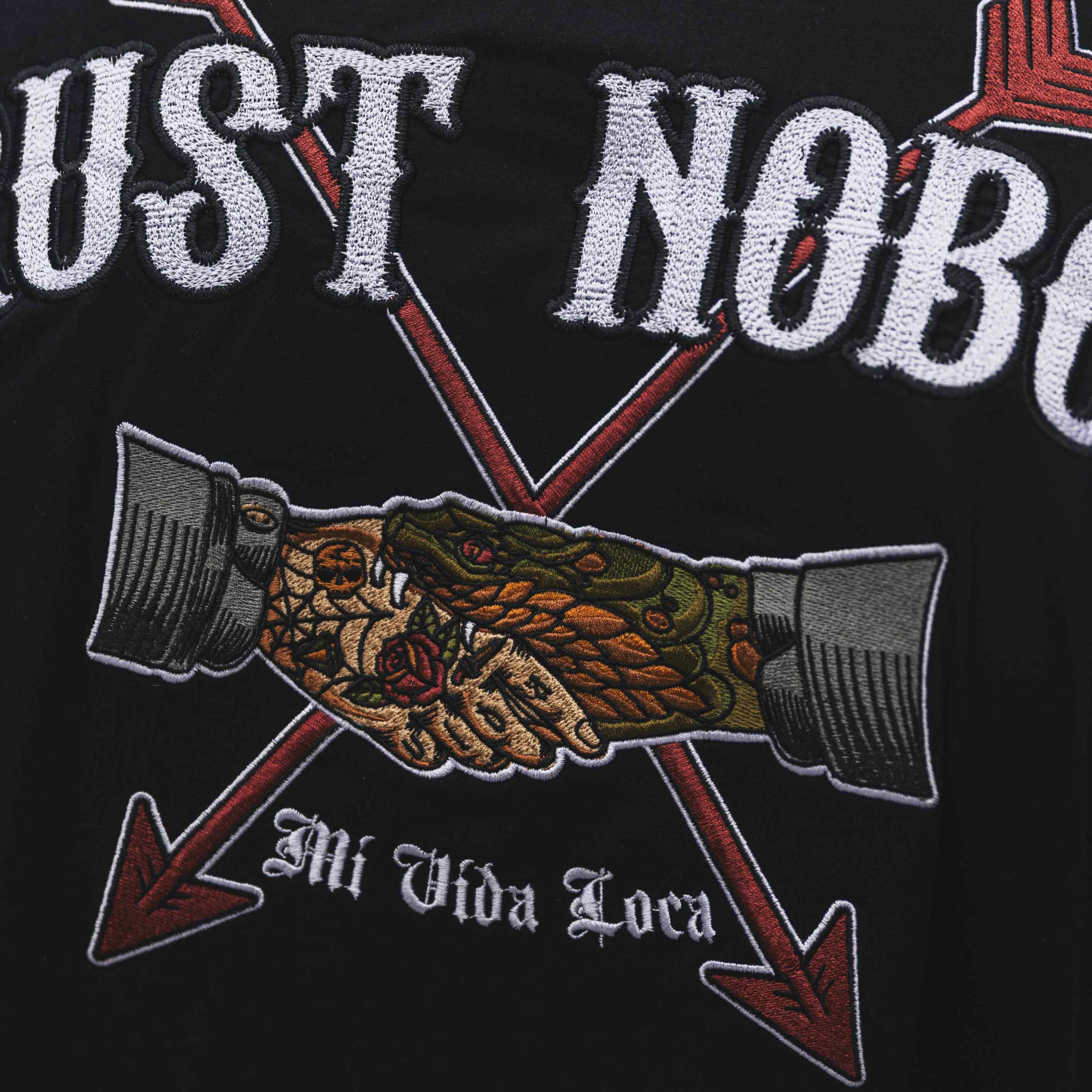 Camiseta bordada «No confíes en nadie»