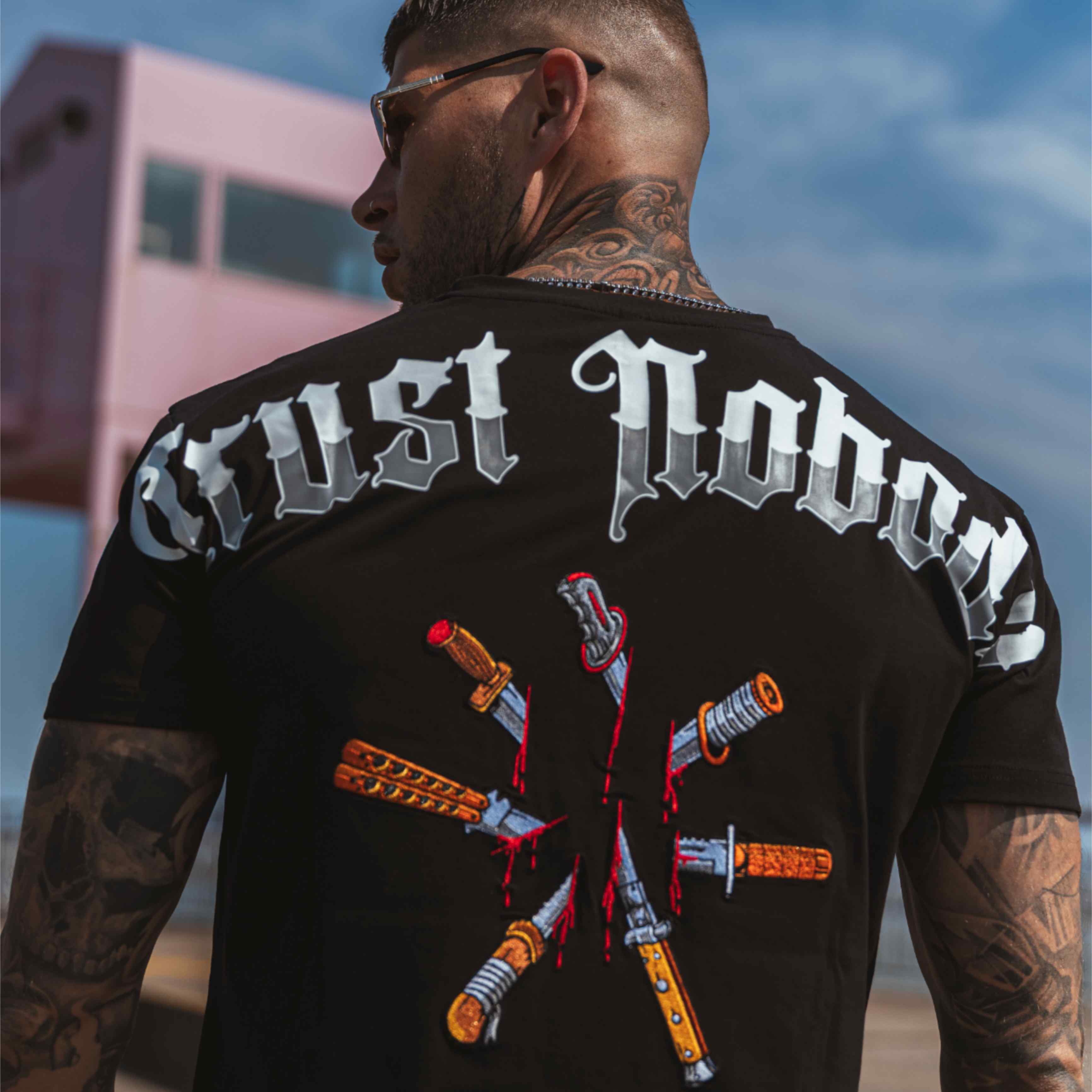 MVL „Stol ikke på nogen – de stikker dig i ryggen“ T-shirt