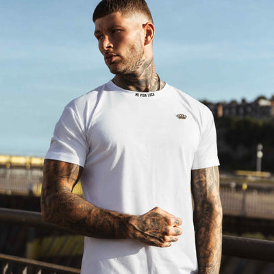 Model im weißen MVL Winning T-Shirt, Vorderansicht mit goldenem Logo auf der Brust